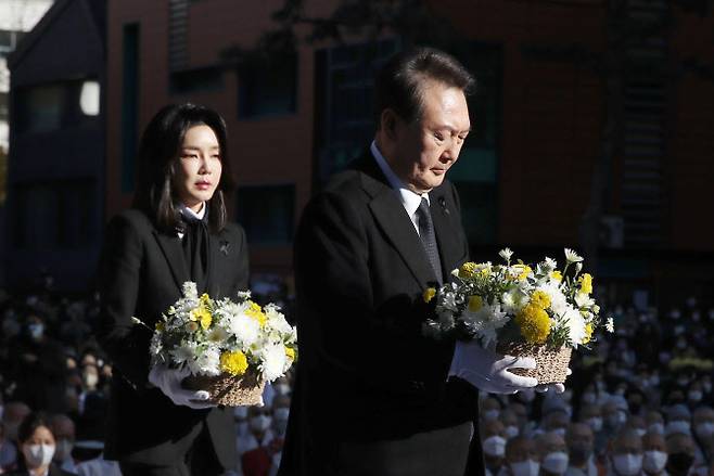 윤석열 대통령과 부인 김건희 여사가 4일 오후 서울 종로구 조계사에서 열린 ‘이태원 참사 희생영가 추모 위령법회’에 참석, 헌화하고 있다 (사진=연합뉴스)