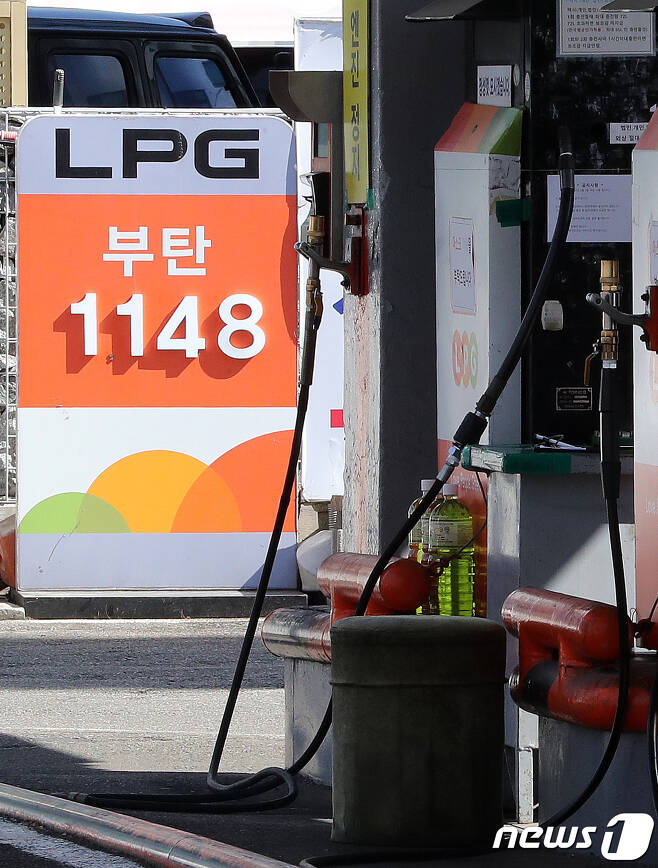 LPG 가격 인하로 충북 주유소의 판매가격이 평균 14원 내렸다. / 뉴스1