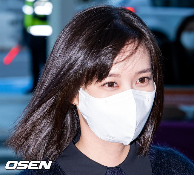 Actor Park Eun-bin misunderstood as Airport Departure road.Park Eun-bin was detained yesterday (4th) in Bangkok, Thailand through Incheon International Airport 2 Government Office in Unseo-dong, Incheon-gu.Asia fan meeting in Bangkok 2022 PARK EUN-BIN Asia Fanmeeting Tour In Bangkok appeared to attend.Park Eun-bin, wearing a mask on the day, had a calm atmosphere with black pants, shirts and dark blue sweaters.Unlike usual, I headed to the Departure field at the same time as I got off the car. There was almost no gesture toward the reporters except for a light bow and a hand greeting through the crosswalk.The problem is that this schedule was a pre-agreed part with the agency. Dozens of reporters were waiting at the airport when asked to cooperate in photo coverage.I understand the actors position that he was careful because it was a national mourning period due to Itaewon True, but it was pointed out that if he did not want to respond to the coverage from the beginning, he could cancel the request for cooperation and proceed privately.Park Eun-bin is one of the most exemplary stars in the entertainment industry. He is also well known for his kindness and courtesy to reporters.True Before the 22nd of last month, Manila fan meeting Departure On the road schedule, I took off my mask on the outdoor Departure road and took various poses for 3 minutes even though it was early dawn time.When I headed to the Departure field in the airport, I greeted the reporters and fans who were filming and did not lose their bright appearance.Park Eun-bin changed dramatically in just a few weeks. It is a pity that he is always so bright that he is 180 degrees different.