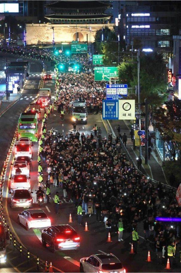 지난달 29일 이태원 압사 사고가 발생하기 직전 촛불행동이 삼각지역으로 행진하는 모습. 수많은 경찰이 시위 통제에 투입돼 있다. /독자 제공