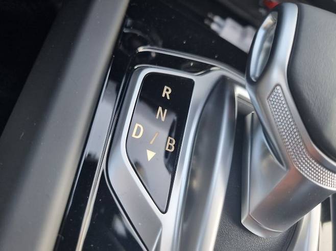 XM3 E-TECH 하이브리드의 기어 노브. 드라이브 모드에서 아래로 한번더 당기면 B모드로 주행할 수 있다. ⓒ데일리안 편은지 기자