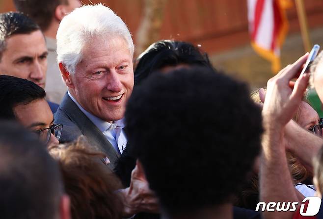 빌 클린턴 전 미국 대통령이 6일(현지시간) 네바다주 헨더슨에서 캐서린 ㅗㅋ르테스 마스토 상원의원의 지원 유세를 하고 있다. ⓒ AFP=뉴스1 ⓒ News1 강민경 기자