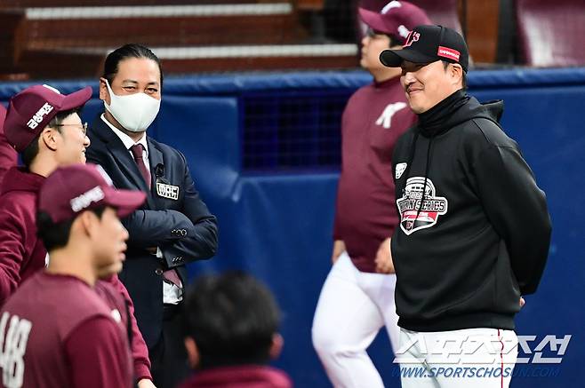 2022 프로야구 한국시리즈 3차전 키움히어로즈와 SSG랜더스의 경기가 4일 고척스카이돔에서 열릴 예정이다. 경기전, 이상훈 해설위원과 SSG 이진영 코치가 이야기를 나누고 있다. 고척=최문영 기자 deer@sportschosun.com/2022.11.04/