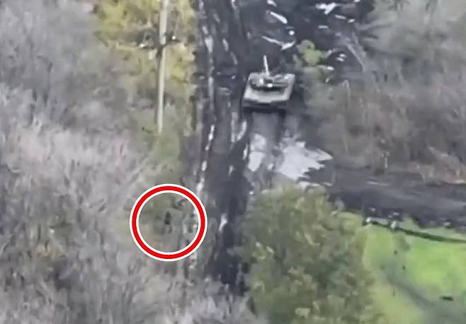 우크라이나군 병사 1명(빨간 원)이 러시아군 탱크 뒤를 겨누고 있는 모습. /@UAWeapons 트위터