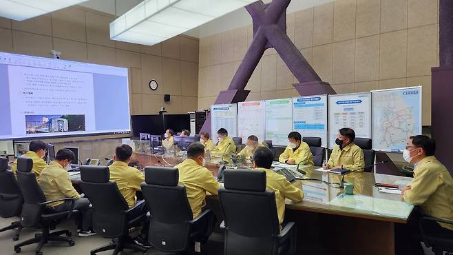 지난 6일 오후 11시 20분 대전 한국철도공사(코레일) 본사에서 국토교통부와 코레일이 긴급대책회의를 열었다. /국토교통부 제공