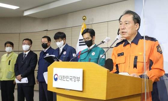 이일 119대응국장(맨 오른쪽)이 3일 오전 정부세종청사에서 이태원 사고 관련 중앙대책본부 브리핑에서 취재진의 질문에 답변하고 있다. 뉴스1