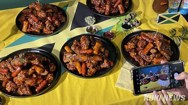 BBQ에 따르면 이번 신제품 ‘자메이카 소떡만나 치킨’은 BBQ 매출 1위 메뉴인 황금올리브와 시그니처 메뉴인 ‘자메이카 통다리 구이’를 결합 및 보완한 제품이다. 사진=안세진 기자