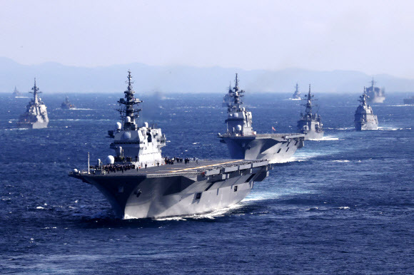 일본 해상자위대 주최로 6일 가나가와현 사가미만에서 열린 국제관함식에서 일본 호위함 이즈모(맨 앞) 등 참가국 함정이 항행하고 있다. 2022.11.6 도쿄 교도 연합뉴스