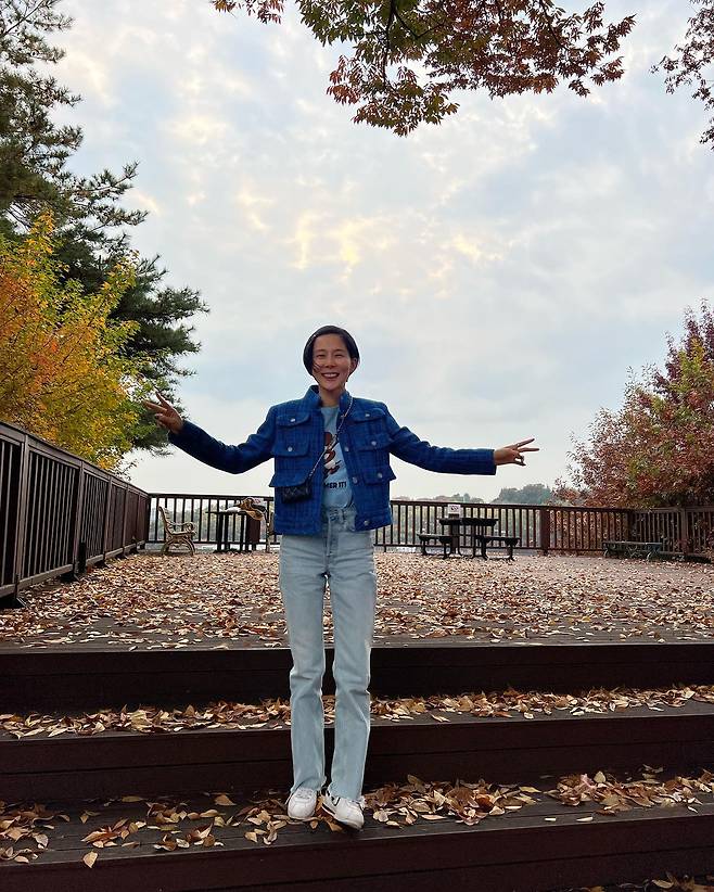 Kim Na-young enjoys fall date with sonKim Na-young posted a photo on the 7th, I am in the fall of Shin-Urayasu Station. Do you know that if you catch falling leaves, Hope will be done?Kim Na-young is staring at the camera and smiling. Kim Na-young is posing on an outdoor staircase with fallen leaves.Kim Na-young completed her lovely look with a blue-colored jacket, denim pants and sneakers. Kim Na-young spent a relaxing time enjoying her first son Shin-Urayasu Station.Shin-Urayasu Stations affectionate gaze toward her mother captivated the viewers.On the other hand, Kim Na-young has Shin-Urayasu Station, Lee Jun-kun, and is in public devotion with singer and painter Maikyu.Kim Na-young is appearing on MBCs Dads Across the Water.Photo by Kim Na-young