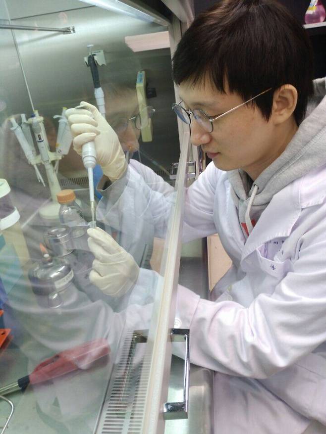 양재식 더플랜잇 대표가 실험실에서 연구하는 모습. /더플랜잇 제공
