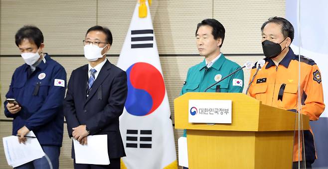이일 소방청 119 대응국장(오른쪽)이 1일 오전 정부세종청사에서 열린 '이태원 사고' 관련 중대본 회의 브리핑에서 취재진의 질문에 답하고 있다. /뉴스1