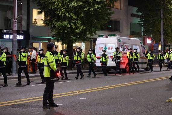 지난 10월29일 오후 서울 용산구 이태원동 일대에 핼러윈을 맞아 인파가 몰려 대규모 인명사고가 발생, 현장이 통제되고 있다. 연합뉴스