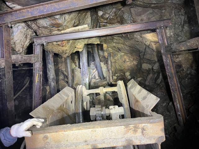 매몰사고가 발생한 봉화 아연광산 내부 모습. 경북소방본부 제공