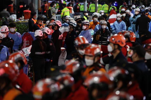 지난달 30일 새벽 서울 용산구 이태원 참사 현장에서 구급대원들이 부상자와 시신을 이송하고 있다. 뉴시스