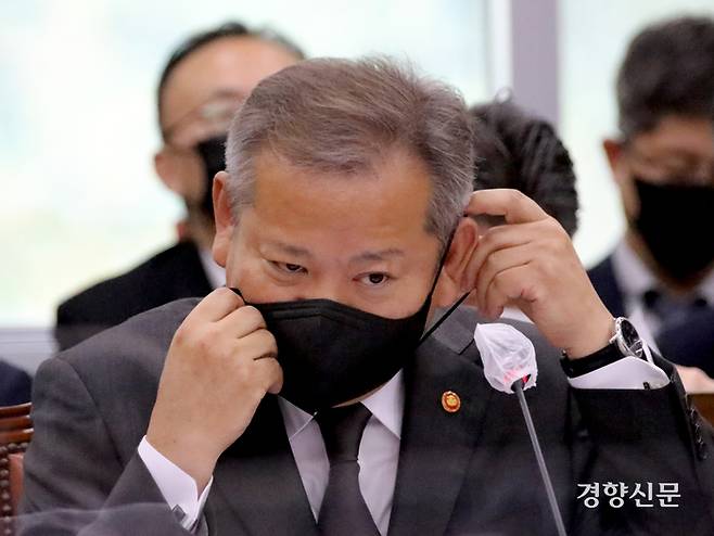 이상민 행정안전부장관이 지난 7일 국회 행정안전위원회 현안질의에서 답변을 마친 후 마스크를 착용하고 있다. 박민규 선임기자