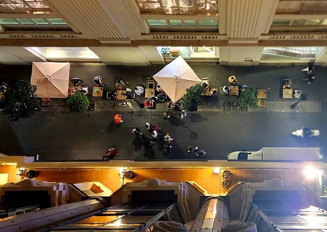 마드리드 그란비아 거리에 밤이 오면, 골목 마다 테이블이 놓여지고, 맥주 데이트가 이어진다.