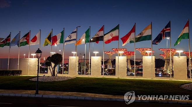 COP27 행사장서 휘날리는 유엔 회원국 국기들 (샤름 엘 셰이크 AFP=연합뉴스) 7일(현지시간) 이집트 샤름 엘 셰이크에서 열린 27차 유엔기후변화협약 당사국회의(COP27) 행사장 밖에서 유엔 회원국 국기들이 휘날리고 있다. 이날 100여개국 정상들이 모여 기후위기 대응책에 대해 논의했지만, 세계 10대 온실가스 배출국 가운데 9개국 정상이 행사에 불참하거나 뒤늦게 참가해 개발도상국 지원문제 논의는 어려울 것이라는 지적이 나오고 있다. 2022.11.08 clynnkim@yna.co.kr