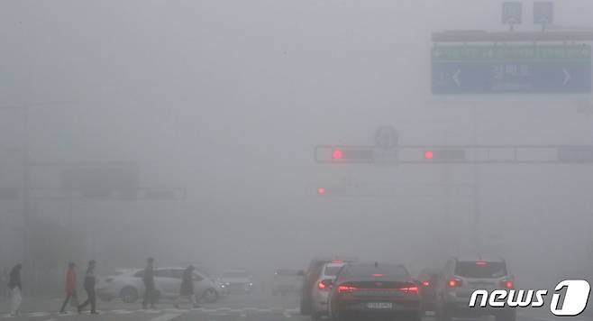 짙은 안개가 도심 전체에 내려 앉은 지난 2일 오전 세종시 다솜로 등을 지나는 시민과 차량들이 짧아진 가시거리 속에 출근길을 재촉하고 있다. 2022.11.2/뉴스1 ⓒ News1 김기남 기자