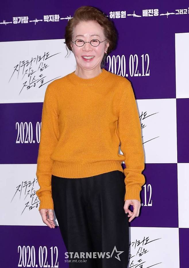 As a result of the 9th coverage, actor Youn Yuh-jung decided not to appear in Na Young-seok PDs new Restaurant entertainment scheduled for early next month.Youn Yuh-jung has previously served as the main chef and president of Na Young-seok PDs entertainment program Yoon Restaurant.Yoon Restaurant is a program that shows how stars set up a small restaurant and run a store overseas, and both seasons, which aired in 2017 and 2018, have been very successful in terms of ratings and popularity.Youn Yuh-jung, who made a relationship with Na Young-seok PD in the TVN entertainment program Sister than Flowers in 2013, got a more comfortable and familiar image to the public through Yoon Restaurant.As Restaurant was temporarily closed in the aftermath of the spread of the novel coronavirus infection disease (COVID-19), Na Young-seok turned to Korea and once again presented Stay centered on Youn Yuh-jung as Hanako to Anne.Youn Yuh-jung has been unable to join due to the pre-scheduled Apple TV + original series Pachinko season 2 shooting.Youn Yuh-jung has been working closely with the possibility of appearing until recently, but it is said that it is unreasonable to schedule it as tight as Youn Yuh-jung is old.Na Young-seok PDs new entertainment, which is hidden in veil due to the absence of Youn Yuh-jung, is expected to be Hanako to Anne Seojin (working title) of Restaurant.Jung Yu-mi, Park Seo-joon and other members of Yoon Restaurant will join together to show how they operate Restaurant overseas.Choi Woo-sik, who worked as an intern at Stay, is also discussing his appearance. The production team is preparing to shoot overseas, aiming to broadcast next year.