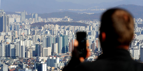 6일 서울 중구 남산에서 시내에 위치한 아파트 단지가 보이고 있다. 2022.11.6/뉴스1