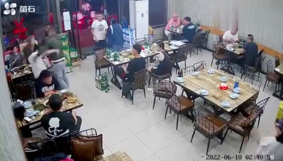 지난 10일 새벽 중국 허베이성 탕산시의 한 식당에서 조직폭력배 9명이 여성 4명을 집단 폭행하는 사건이 벌어졌다. [웨이보 캡처]