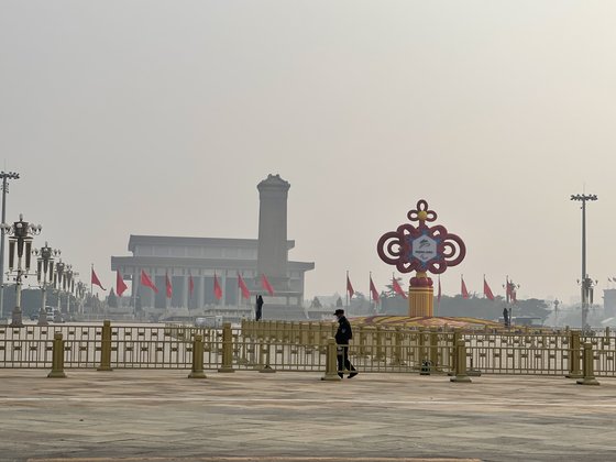 10일 양회로 인해 출입이 통제 되고 있는 베이징 천안문 광장이 뿌옇게 보인다. 이날 오전 베이징의 초미세먼지는 183㎍/㎥을 기록했다. 박성훈 특파원