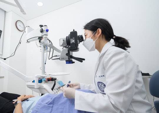 이석련 강동경희학교치과병원 보존과 교수가 진료를 보고 있다. 강동경희대병원 제공.