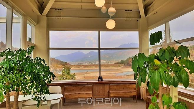 해남 문가든 카페에서 흑석산과 오류제 등 주변 풍광을 즐길 수 있다.