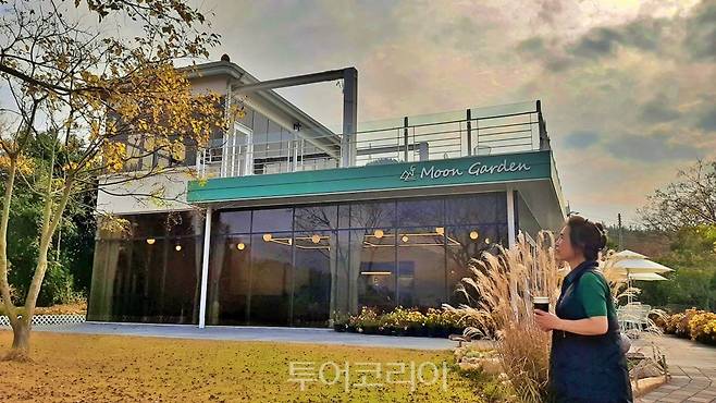 해남 민간정원 '문가든'에서는 카페도 운영돼 차 마시며 아름다운 풍경을 즐길 수 있다.