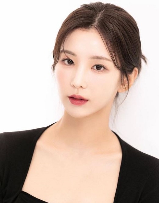 Actor Kang Seok-Woos daughter, 27-year-old actor Kang Da-eun, told the news.Kang Da-eun released the photo on the 11th, saying, It was too difficult to choose.In the photo, Kang Dae-eun tied her hair low and lowered her hair to highlight her innocent charm. The beauty of the dog, which is a combination of round eyes and thick lips, overwhelmed her gaze.Those who saw the photos praised it as I thought it was Irene, pretty, angel, and webtoon hero.On the other hand, Kang Dae-eun, along with Kang Seok-Woo in 2015, appeared on SBS Good Sunday - Take care of my father and announced his face. In 2020, he made a drama ceremony with TV channel Wind, Cloud and Rain.