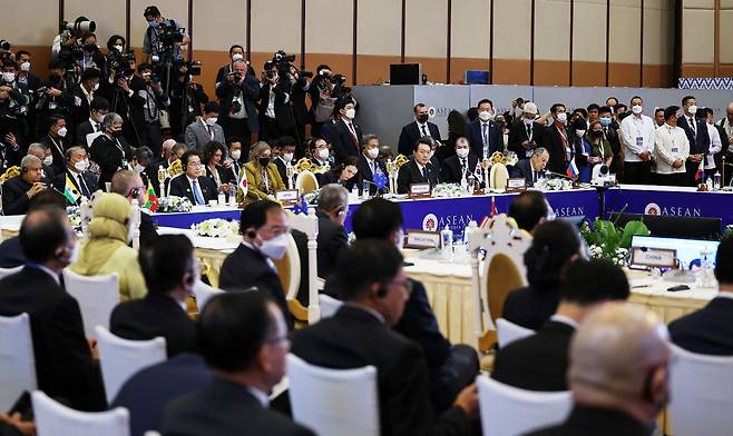 윤석열 대통령이 13일(현지시간) 캄보디아 프놈펜 한 호텔에서 열린 동아시아정상회의(EAS)에 참석하고 있다. [연합]