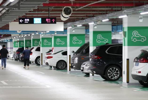 서울 강남구 한 빌딩 주차장의 전기차 충전소. 사진=연합뉴스