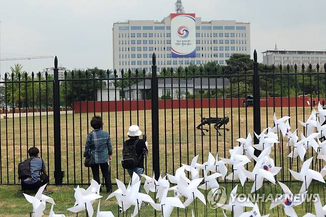 용산공원 국민에게 시범 개방 (서울=연합뉴스) 박동주 기자 = 대통령 집무실 인근의 용산공원 부지가 일반 국민에게 시범 개방된 10일 시민들이 서울 용산공원을 둘러보고 있다. 2022.6.10 pdj6635@yna.co.kr