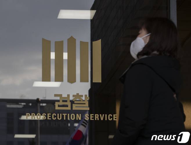 15일 오전 서울 서초구 서울중앙지검으로 관계자들이 오가고 있다. 정진상 더불어민주당 대표실 정무조정실장은 이날 오전 취재진의 눈을 피해 비공개로 검찰에 출석했다. 정 실장은 성남시 정책비서관으로 근무하던 2013년 2월 설 명절 무렵 성남시청 2층 자신의 사무실에서 유동규 전 성남도시개발 기획본부장으로부터 성남도개공 각종 사업 및 자신의 인사 청탁을 받으며 현금 1000만원을 수수한 혐의를 받고 있다. 2022.11.15/뉴스1 ⓒ News1 신웅수 기자