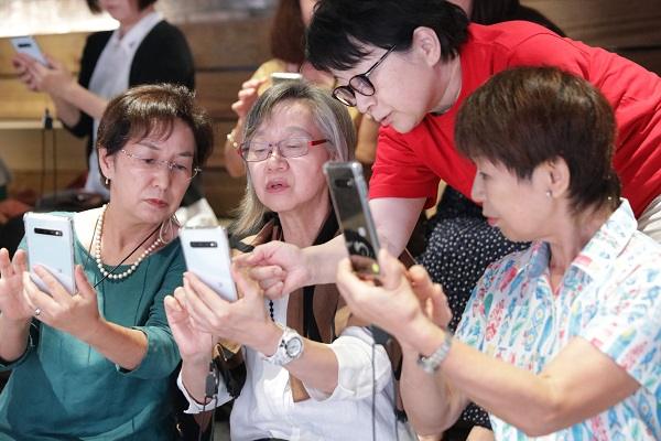 삼성전자 갤럭시 스마트폰 사용법을 배우고 있는 일본 노인들. [공식 홈페이지 캡처]