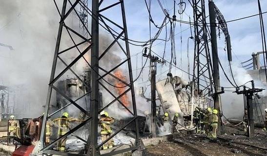 지난달 22일(현지시간) 우크라이나 리브네의 에너지 인프라 시설이 러시아군의 공격을 받아 화재가 발생한 모습. AFP=뉴스1