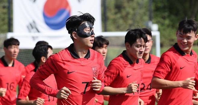 ▲ 손흥민이 안면 보호 마스크를 착용하고 훈련에 나섰다. ⓒ연합뉴스