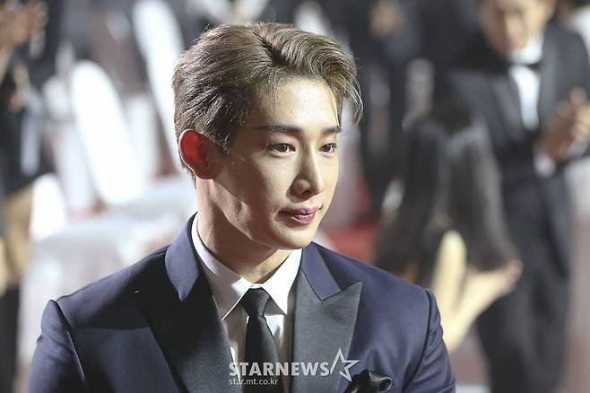 가수 원호가 2일 오후 서울 강서구 등촌동 KBS 아레나에서 열린 2021 Asia Artist Awards (2021 아시아 아티스트 어워즈, 2021 AAA) 시상식에서 수상을 위해 무대로 향하고 있다. 스타뉴스가 주최하고 AAA 조직위원회가 주관하는 AAA는 어디에서도 보지 못했던 새로운 무대를 선보이며 전 세계 팬들의 눈과 귀를 사로잡아 명실상부 NO.1 글로벌 시상식으로 거듭났다. /사진=AAA 기자 star@