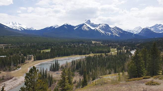 수력발전용 댐과 골프장, 하이킹 코스 등이 조화롭게 조성돼 있는 카나나스키스 빌리지의 전경