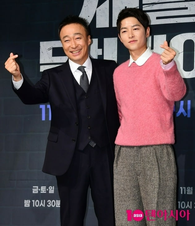 The youngest son of a conglomerateActor Song Joong-ki After a year of Vincenzo, he returned to the theater.On the 17th, Seoyoung Seoyoung, etc., Fairmont Ambassador Seoul held a production presentation of JTBC Gilt Drama The Youngest Son of a Conglomerate.Actor Song Joong-ki, Lee Sung-min, Shin Hyun-bin and director Chung Dae-yoon attended the event.The Youngest Son of a Conglomerate is a fantasy regression in which the secretary Yoon Hyun-woo (Song Joong-ki), who manages the owners risk of the chaebols family, returns to the youngest son Jindo Jun (Song Joong-ki)From the 1980s to the 2000s, the elaborate mysteries and conspiracies in the era of upheaval, the succession struggle beyond imagination, and the character play herald the birth of a different level of regression.Kim Tae-hee of Sungkyunkwan Scandal, Sungkyunkwan Scandal, and director Jeong Dae-yoon, who directed W and She Was Beautiful, took megaphone.Director Jeong Dae-yoon said, When I hear the title, I think many people feel the romance of the chaebol II or the sticky drama. Our drama is a story about a man who has been unjustly killed and turns to reveal the truth about his death.The whole family, young and old, will be able to have fun. When asked about his romance with Song Joong-ki and Shin Hyun-bin, Jung said, There is romance. Maybe there is something hot.The original itself was so much fun. I thought it was something that people could watch with interest, Jeong said. Regarding the opinion that it was similar to SBSs Again My Life in that it was a regression, he said, The original itself was so much fun.I didnt see Against My Life because I was filming it, but I think youll see it as another attraction, he said.When asked about the distinction, Jung said, Other regressions are solved with personal history, but we have melted the big events of modern and contemporary history since the 1980s.I think it would be attractive to be able to see it organically with Drama. Regarding the three-day program, he said, At first, I thought it was unreasonable because it was an unconventional program. However, since OTT released the previous episode, I thought it would be appropriate to approach viewers intensively.It will not be easy to see three days a week, but I did my best to make it fun. Song Joong-ki said, I was surprised and surprised about the arrangement three times a week. I did not make much sense. I wanted to sell a lot of AD.Song Joong-ki, who plays the loyal secretary Yoon Hyun-woo and The The Youngest Son of a Conglomerate Jun, said, There is a lot of publicity for one person, but I did not think it was two people.I thought it was the same person, and I acted. Asked why he decided to appear, Song Joong-ki said, The fact that I could act two characters was not the biggest reason for Choices.Kim Tae-hee and Sungkyunkwan Scandal worked together, so I had too much faith in the artist, and the narrative of the script was so solid that I choses. He added, Rather, expressing two characters came as a burden. I know how difficult it is because I played two roles in Arthdal Yeondaega.When asked about the age setting of Yoon Hyun-woo and Jindo Jun, Song Joong-ki said, I did not set the exact age range.At that time, I graduated from college in my early 20s and graduated from college in my early 30s. Yoon Hyun-woo worked in a secretarial office of a large corporation called a foster group,I set it up early, he said.Shin Hyun-bin, Lee Sung-min, who said, I enjoyed the works Shin Hyun-bin did.Especially when I was filming Bogota, I watched a movie called Beasts that want to grab a straw in Colombia. It was so good. He added, The meeting with Lee Sung-min was so good. My excitement became a reality. If it werent for Lee Sung-min, I would have politely turned down the work.Shin Hyun-bin is divided into Seo Min-young, a prosecutor of the anti-corruption investigation department, who is a prominent lawyer. Shin Hyun-bin said, I did not read the original but heard that there is a difference in setting.I met Jin Hyun-woo without knowing Yoon Hyun-woo, but I was worried about how to make it look convincing because the image of the present and the past is different. Seo Min-young of the past is bright, but what happened until the present coolness?Jin Yang-chul, played by Lee Sung-min, is the head of Sunyang Group, which rose to the top of the financial world after a poor childhood. He has a fierce confidence in himself, a reckless drive, and can do anything for money.Lee Sung-min said, My previous work was a remembrance, but I did not have much difficulty in making up because I already acted a character with more wrinkles.I do not feel so new when I look at my dress. When asked about his breathing with Song Joong-ki, Lee Sung-min said, I was happy to be on the scene with Song Joong-ki, a junior actor, a younger brother, but also a friend with broad breasts that I could lean on and rely on.It was a strong brother every time I spent time and ate rice. When asked about the moment he wanted to return in his life, Lee Sung-min laughed, saying, I want to go back to my 20s, because Ive lost a lot of stamina.Song Joong-ki said, If I could use that ability, I would like to go back to before shooting The Youngest Son of a Conglomerate.There are a lot of things that I feel sorry for after the end, and there are some parts that I could not express because I was not enough. I think I can take better pictures if I go back to before shooting. Lee Sung-min Song Joong-kis new work. Kim Tae-hee is with me. I would like a lot of expectations. Song Joong-ki said, I wish I had a lot of sympathy.The Youngest Son of a Conglomerate will be broadcasted at 10:30 pm on November 18th.