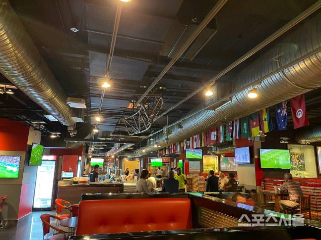 5성급 호텔 내에 위치하고 있긴 하지만 보기엔 평범한 스포츠펍이다.도하 | 정다워기자