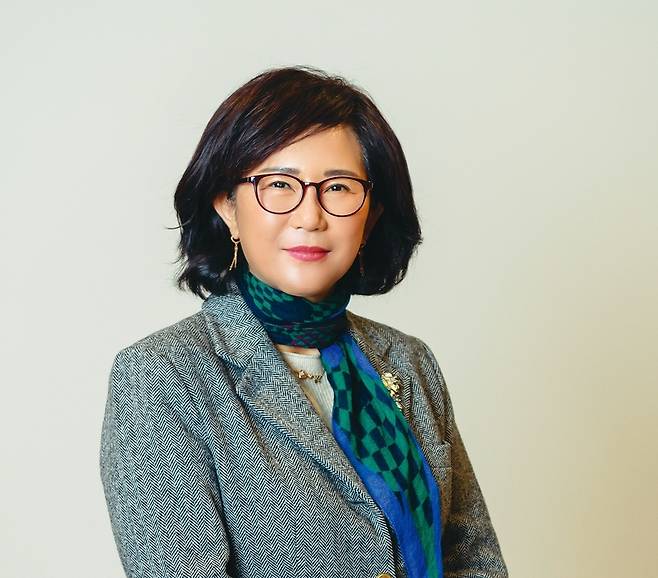 중랑문화재단은 코로나19가 한창 기승을 부리던 2020년 8월에 출범했지만 주민의 필요를 미뤄둘 수 없기에 출범 당시부터 직접 찾아가는 문화 서비스를 시작했다. 유경애 중랑문화재단 대표이사. 중랑구청을 포함해 다섯 개의 구청 등에서 40여년간 공직생활을 한 행정전문가이다.