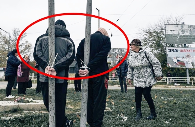 러시아군이 헤르손을 점령했을 당시 그들을 도운 ‘협력자’로 의심되는 우크라이나 사람들이 12일(현지시간) 나무 기둥에 묶여있다 AP 연합뉴스