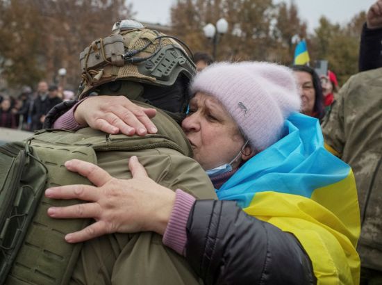 우크라이나 헤르손 시민이 12일(현지시간) 러시아군이 헤르손에서 자국 군인을 껴안아 주며 환영하고 있다. 연합뉴스