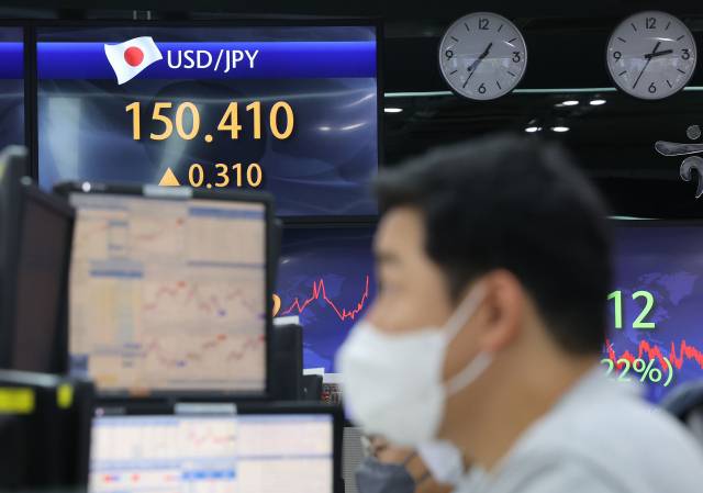 지난달 21일 오후 서울 중구 하나은행 본점 딜링룸에서 직원들이 업무를 보고 있다. 연합뉴스
