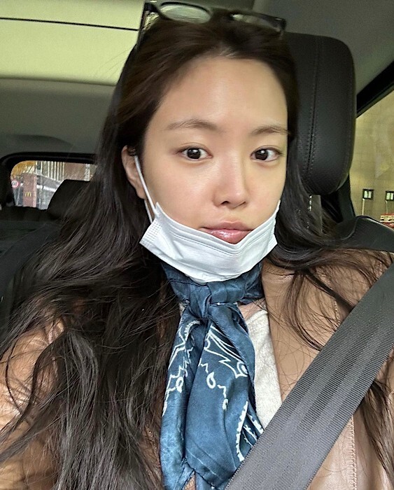 Son Na-eun, a former Apink actor, shared a recent update.On the 16th, Son Na-eun posted several photos with his maple emoticons on his instagram.The photo shows Son Na-eun, a perfect person, taking a close-up self-portrait. It is a face without a toilet, but the porcelain skin without any dullness shines.In other photos, she displayed her fashion sense without adding or subtracting: Son Na-eun, who completed her casual look with jeans and a light grey knit, showed off her fall fashion with a camel-coloured leather jacket.Also, I did not forget to give a point around the neck with a blue scarf. The sense of knit and jacket rolled up together was also outstanding.On the other hand, Son Na-eun left the group Apink and moved to YG Entertainment and acted as an actor. He appeared in the TVN drama Ghost Doctor with Rain and Kim Bum this year.
