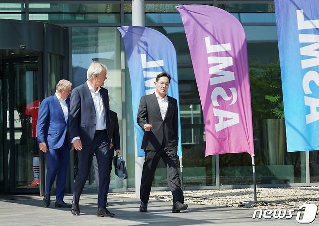 이재용 삼성전자 회장이 네덜란드 에인트호번 ASML 본사를 둘러보고 있다. 이 자리에서 이 회장은 피터 베닝크 CEO와 협력 방안을 논의했다. (삼성전자 제공) 2022.6.15/뉴스1