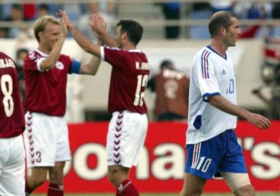 2002 한일 월드컵에서 덴마크에 진 프랑스. 붕대를 감고 뛰었지만 패하자 낙심한 지네딘 지단(오른쪽). 중앙포토