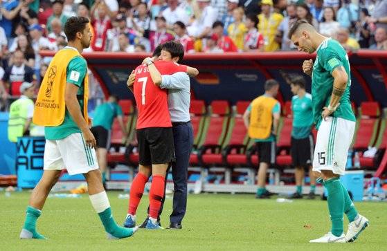 2018 월드컵에서 독일을 이긴 뒤 끌어안은 신태용 감독과 손흥민. 중앙포토