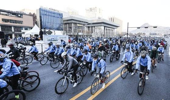 '서울자전거대행진' 참가자들이 힘차게 출발하고 있다. 김경록 기자